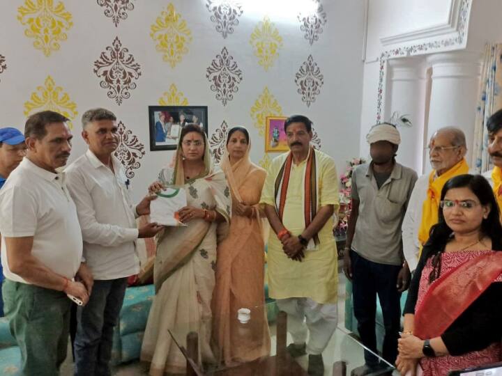 इस पदयात्रा के दौरान शहर के जगदीश चौक पर्यटन क्षेत्र में देश-विदेश से आए पर्यटक भी इस पदयात्रा में झूमते दिखाई दिए. विदेशी सैलानियों ने चन्दन तिलक लगवाकर हरे कृष्णा-हरे राम की धुन पर उत्साह के साथ नृत्य किया और पदयात्रा में दृश्यों को अपने कैमरों में कैद किया. शहर के प्रमुख पर्यटन क्षेत्र सिटी पैलेस से गणगौर घाट के बीच की क्षेत्र भक्तिरस में डूबा दिखाई दिया.