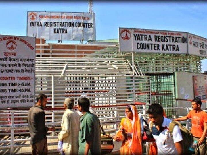 बस स्टेशन पर ही आप दर्शन के लिए बुकिंग करा सकते हैं. www.maavaishnodevi.org वेबसाइट पर जाकर भी दर्शन के लिए बुकिंग करा सकते हैं.