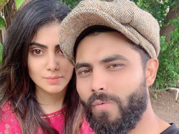 रिवाबा रवींद्र जडेजा की बहन नैना के काफी करीब थी. दोनों की दोस्ती काफी अच्छी थी. रवीन्द्र जडेजा और रिवाबा एक पार्टी में मिले. इस दौरान दोनों ने एक-दूसरे का नंबर इक्सचेंज किया. (Social Media)