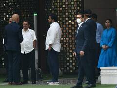 In Pics: एप्पल के सीईओ को सी ऑफ करने एंटीलिया के गेट पर पहुंचे आकाश अंबानी, बहन ईशा भी साथ आईं नजर