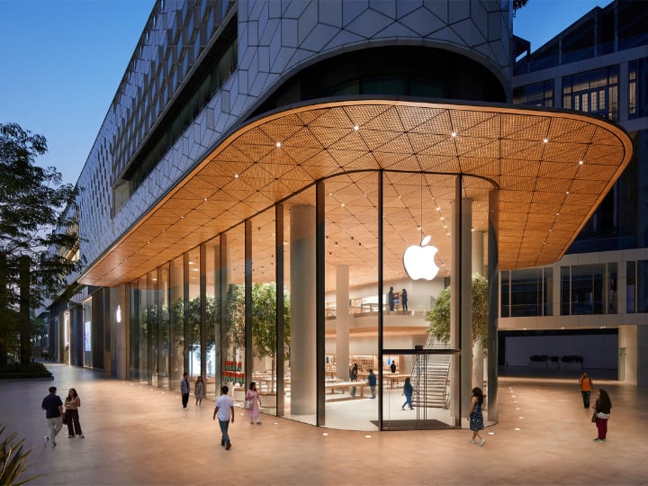 Apple First Offline Store will open tomorrow at Jio world dive mall in Mumbai Tim Cook excited Apple Store: भारत में पहले ऑफिशियल स्टोर को लेकर एक्साइटेड हैं Tim Cook, 20 भाषाओं में मिलेगी कस्टमर सर्विस