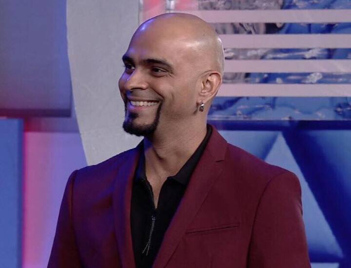 टीवी के फेमस प्रोड्यूसर रघु राम ने जिस ‘रोडीज’ को बनाने में इतनी मेहनत की, उसे 2009 में छोड़ने के फैसले ने उनके फैंस को हैरान कर दिया था. जब लोगों को पता चला कि रघु राम ‘रोडीज’ छोड़ रहे हैं तो लोग काफी हैरान रह गए. ऑडियंस सालों से रघु राम को ‘रोडीज’ में देखने की आदी हो गई थी.