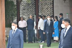 In Pics: एप्पल के सीईओ को सी ऑफ करने एंटीलिया के गेट पर पहुंचे आकाश अंबानी, बहन ईशा भी साथ आईं नजर