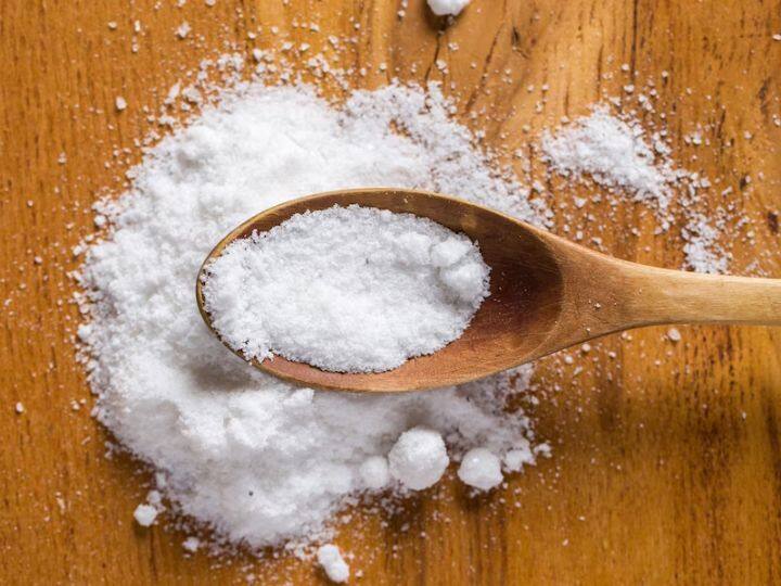 स्ट्रैच मार्क्स से निजात पाने के लिए आप बेकिंग सोडा का भी इस्तेमाल कर सकते हैं. आपको बस बेकिंग सोडा में नींबू का रस मिलाकर एक पेस्ट तैयार करना है. फिर इसी पेस्ट को स्ट्रैच मार्क्स पर लगाना है. ऐसा रोजाना करने से स्ट्रैच मार्क्स धीरे-धीरे कम होने लगेंगे.
