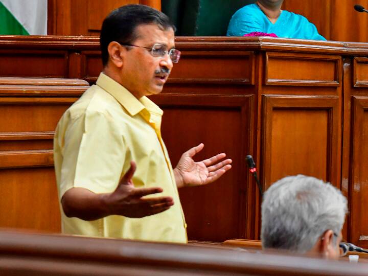 Arvind Kejriwal Speech: '...तो देश नहीं होगा बर्बाद', सीएम अरविंद केजरीवाल ने बिना नाम लिए पीएम मोदी पर फिर साधा निशाना Arvind Kejriwal Attack On PM Modi tell a story of a fourth class pass king in the house ann Arvind Kejriwal Speech: '...तो देश नहीं होगा बर्बाद', सीएम अरविंद केजरीवाल ने बिना नाम लिए पीएम मोदी पर फिर साधा निशाना