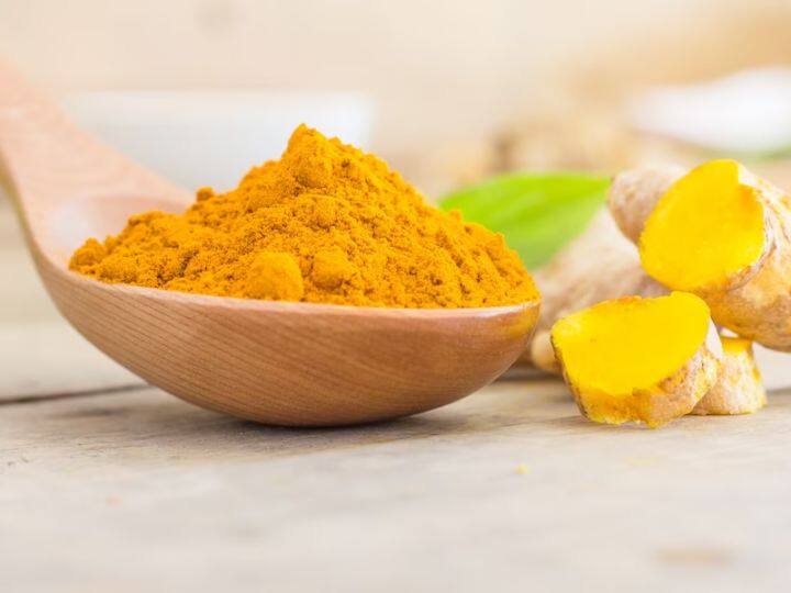हल्दी एंटी-ऑक्सीडेंट से भरपूर होता है. यही वजह है कि इसका इस्तेमाल स्ट्रैच मार्क्स को रिमूव करने के लिए किया जा सकता है. आपको बस नारियल के तेल में थोड़ा सा हल्दी मिलाना है और एक पेस्ट तैयार करना है. इस पेस्ट को हाथों से स्ट्रैच मार्क्स पर लगाकर मसाज करें. इस पेस्ट से रोजाना मसाज करने से स्ट्रैच मार्क्स को कम करने में मदद मिलेगी.