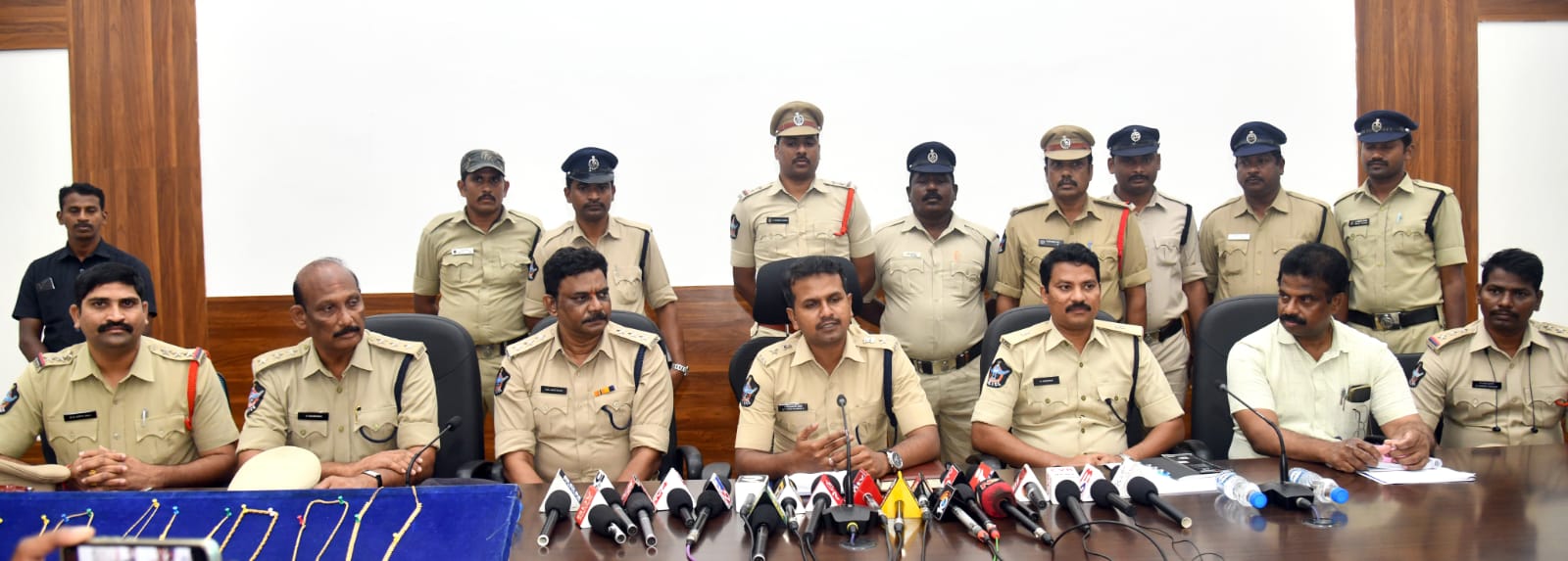 Kakinada Crime News: బంగారం, వెండి లక్ష్యంగా ఇళ్లలో చోరీలు - ఇద్దరి అరెస్ట్, అరకేజీ బంగారం, 11 కిలోల వెండి స్వాధీనం