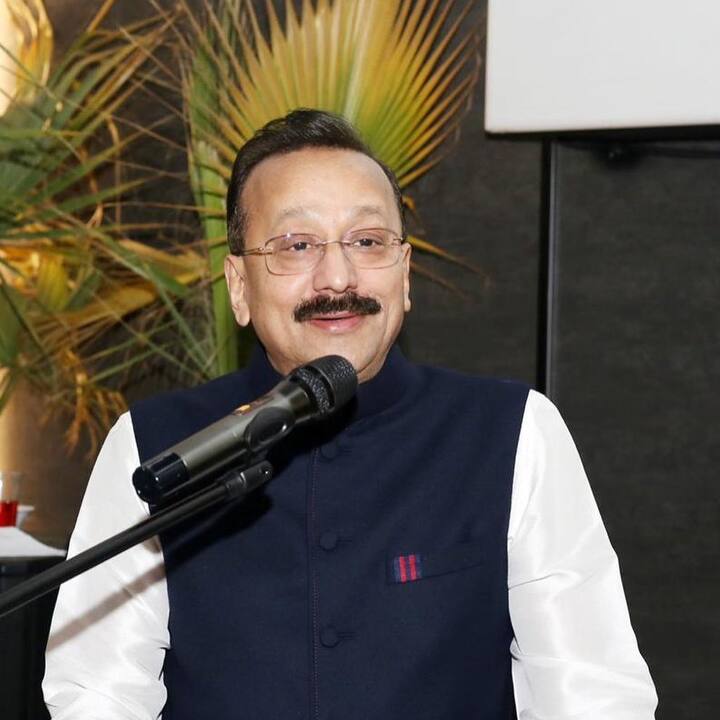 अगर आप भी इन्हीं में से एक हैं तो आपको बता दें कि बाबा सिद्दीकी कोई एक्टर या डायरेक्टर नहीं बल्कि एक फेमस राजनेता हैं.