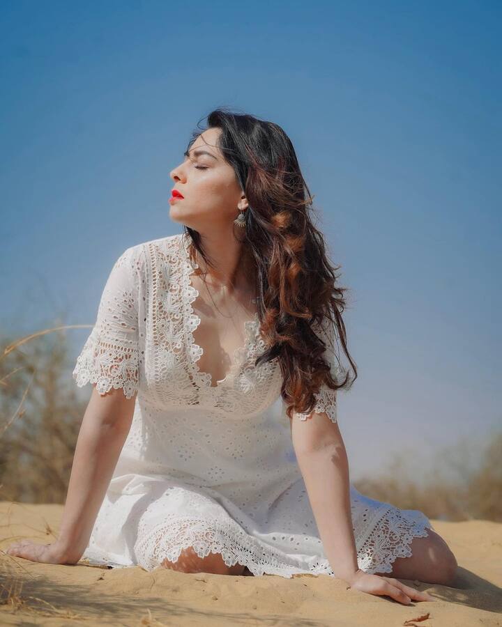 सोनाली या फोटोमधील सोनालीच्या लूकनं अनेकांचे लक्ष वेधले आहे.