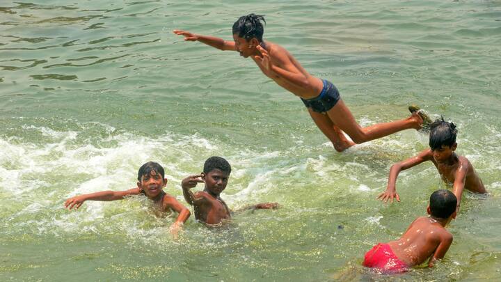 Summer Heat: গরম কমার লক্ষণ নেই। বরং বাংলা-সহ দেশের বিস্তীর্ণ অংশ জুড়ে দাপট দেখাচ্ছে তাপপ্রবাহ। দেশের উত্তর-পশ্চিমাংশের বড় অংশে সোমবারও পারদ ছিল ৪০ ডিগ্রি সেলসিয়াসের আশপাশে।