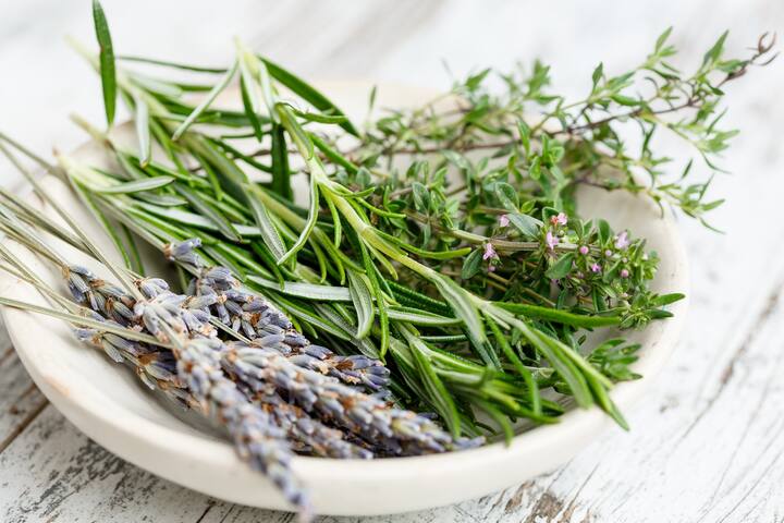 Rosemary! এটিও একধরনের ভেষজ উপকরণ যা সাধারণত গ্রিলিং বা রোস্টিং-র সময় দেওয়া হয়। মাংস বা আলুতে এটি ব্যবহার করা হয়।