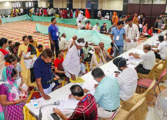 ਬੈਂਕ ਪ੍ਰਬੰਧਨ ਨੇ ਵੀ ਅਮਰਨਾਥ ਯਾਤਰਾ ਲਈ ਵਿਸ਼ੇਸ਼ ਪ੍ਰਬੰਧ ਕੀਤੇ ਹਨ। ਜੰਮੂ ਵਿੱਚ ਕਈ ਬੈਂਕਾਂ ਵਿੱਚ ਕਾਊਂਟਰ ਸਥਾਪਤ ਕੀਤੇ ਗਏ ਹਨ ਤਾਂ ਕਿ ਅਮਰਨਾਥ ਯਾਤਰਾ ਲਈ ਰਜਿਸਟ੍ਰੇਸ਼ਨ ਕਰਵਾਉਣ ਲਈ ਆਉਣ ਵਾਲੇ ਸ਼ਰਧਾਲੂਆਂ ਦੀ ਭੀੜ ਨੂੰ ਕਿਸੇ ਤਰ੍ਹਾਂ ਦੀ ਦਿੱਕਤ ਦਾ ਸਾਹਮਣਾ ਨਾ ਕਰਨਾ ਪਵੇ।