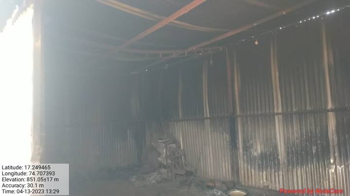 सांगली जिल्ह्यातील खानापूर येथे एका शेतात लागलेल्या आगीत (Fire) लहान ट्रॅक्टर, ब्लोअर, डस्टिंग मशीन, ठिबक पाईप, हातपंप, कीटकनाशके, द्राक्षबागेच्या काही ओळी, तीस गुंठे क्षेत्रातील डाळिंब बाग जळून खाक झाली आहे.