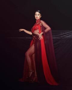 Hina Khan ने ऊपर से नीचे तक पहनी ट्रांसपेरेंट ड्रेस तो हो गईं ट्रोल, यूजर्स ने कहा- 'यही हैं ना जो उमराह पर गई थीं..'