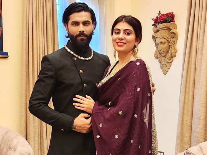 आज रवीन्द्र जडेजा और रिवाबा जडेजा अपनी शादी की सातवीं सालगिरह मना रहे हैं, लेकिन क्या आप इस कपल की लव स्टोरी जानते हैं? दरअसल, दोनों की लव स्टोरी किसी बॉलीवुड फिल्म से कम नहीं है. (Social Media)