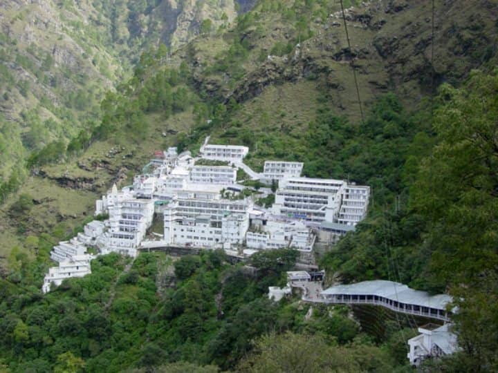 Mata Vaishno Devi: अगर आप माता वैष्णों देवी जाने की सोच रहे हैं, लेकिन आपके पास कोई खास प्लान नहीं है तो हम आपको यहां बता रहे हैं कि आप कैसे जा सकते हैं और कितना खर्च आएगा.