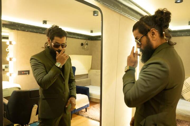 1966 ஏப்ரல் 17 அன்று ராமநாதபுரம் மாவட்டம் பரமக்குடியில் பிறந்த ஜான் கென்னடி விக்டருக்கு, விக்ரம் என்ற மேடை பெயர் சூட்டப்பட்டது.