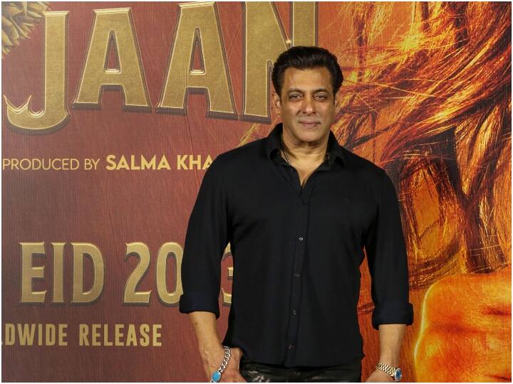 Salman Khan: सलमान खान अपनी फिल्म 'किसी का भाई किसी की जान’ की पूरी स्टार कास्ट के साथ प्रमोशन के लिए पहुंचे थे. इस दौरान सलमान ने कई मजेदार किस्से भी सुनाए.