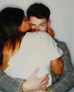 Priyanka Chopra-Nick Jonas की प्राइवेट तस्वीरें वायरल, ऑन कैमरा इस तरह नजर आया कपल