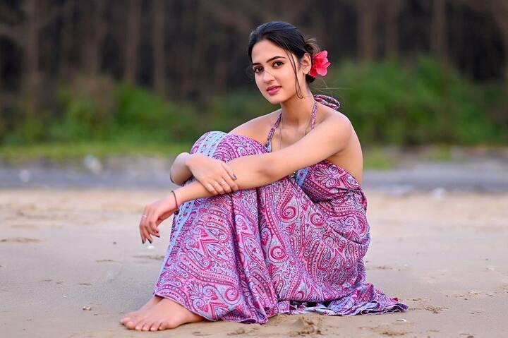 अभिनेत्री विदुला चौगुले ही वेगवेगळ्या लूकमधील फोटो शेअर करत असते.