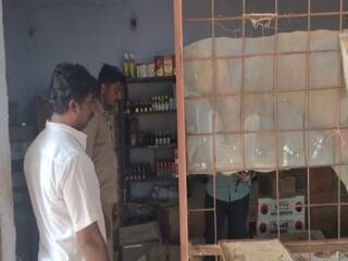 Crime: 3 mysterious persons threatened the security guard and robbed liquor bottles TNN Crime: காவலாளியை மிரட்டி மதுபாட்டில்களை கொள்ளையடித்த  3 மர்ம நபர்கள் - நெல்லையில் பரபரப்பு