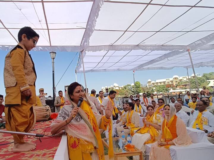 भवान श्री कृष्ण के बाल स्वरूप को गोद में लेकर नंगे पैर पदयात्रा करते मंत्री और अन्य विशिष्टजनों को देखने के लिए गलियों में शहरवासी उमड़ पड़े और उन्होंने पुष्पवृष्टि कर इस यात्रा का स्वागत किया.