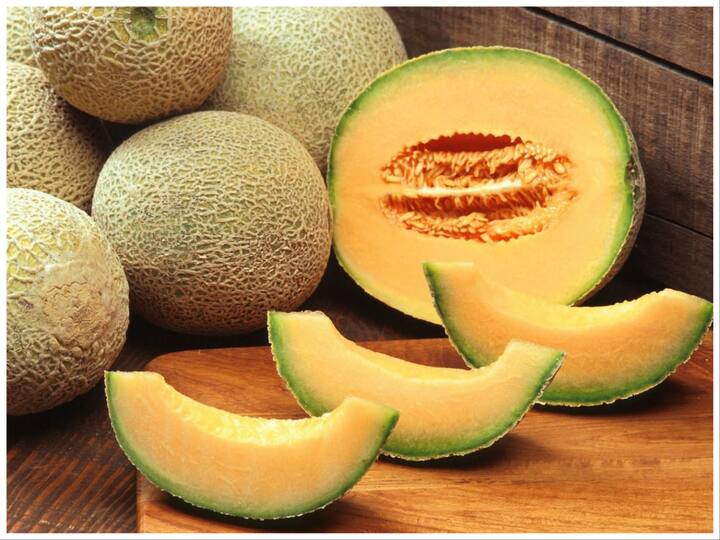 Tips to buy sweet muskmelon: खरबूजा गर्मियों के मौसम में खाया जाने वाला फल है. यहां कुछ टिप्स बताई गई हैं, जिनकी मदद से आप एक अच्छे और मीठे खरबूजे की पहचान कर सकते हैं.