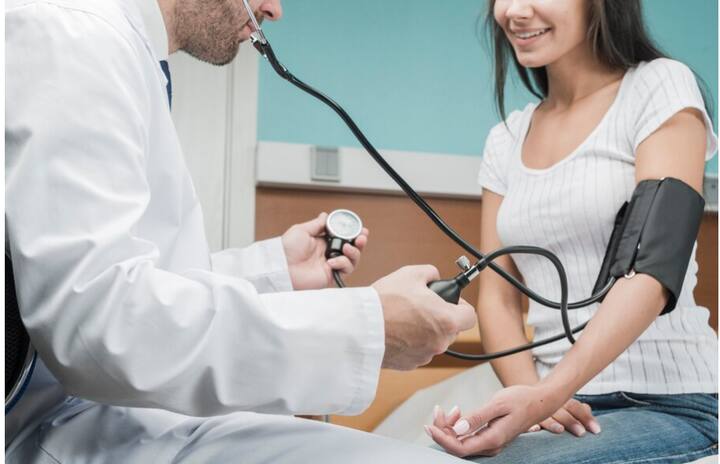 हाई बीपी को नियंत्रित करने के लिए नारियल का पानी इस्तेमाल किया जा सकता है. इसमें मौजूद विटामिन सी, पोटेशियम और मैग्नीशियम ब्लड प्रेशर को नियंत्रित रखने में सहायक होते हैं.