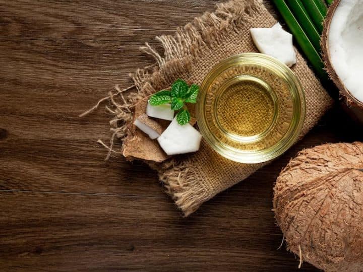 स्ट्रैच मार्क्स को हटाने के लिए आप नारियल के तेल का इस्तेमाल भी कर सकते हैं. नारियल तेल में एलोवेरा जेल को अच्छे से मिलाएं और फिर इस मिक्सचर को स्किन पर लगाएं. इससे स्किन के दाग-धब्बे भी कम हो जाएंगे और स्ट्रैच मार्क्स भी धीरे-धीरे करके चले जाएंगे.