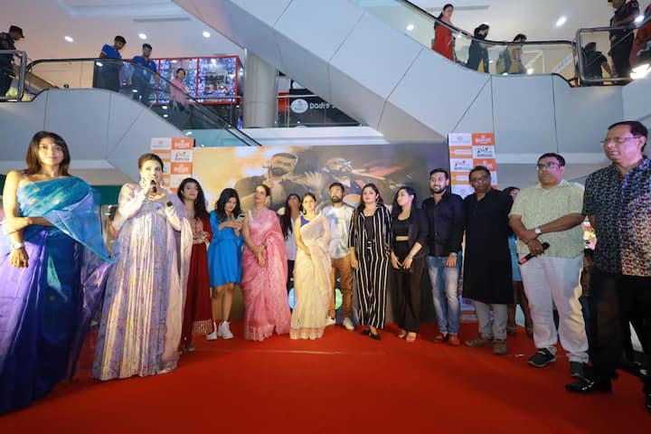 সম্প্রতি শহরের এক শপিং মলে হয়ে গেল ছবির মিউজিক লঞ্চ। হাজির ছিলেন সমস্ত কলাকুশলীরা।