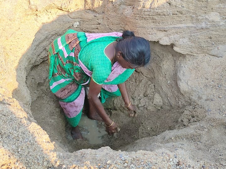 அள்ளிய மணல் ...வறண்ட வைப்பாறு...சுட்டெரிக்கும் வெயில் - ஊற்று அமைத்து குடிநீர் எடுக்கும் பெண்கள்