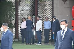 In Pics: एप्पल के सीईओ को सी ऑफ करने एंटीलिया के गेट पर पहुंचे आकाश अंबानी, बहन ईशा भी साथ आईं नजर