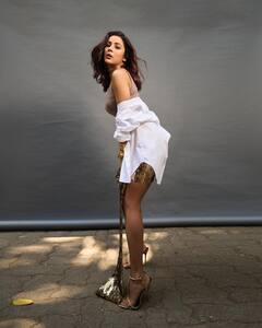 Shehnaaz Gill Pics: स्किन टाइट टॉप के साथ गोल्डन स्कर्ट पहन शहनाज ने फ्लॉन्ट किया परफेक्ट फिगर, तस्वीरें हुईं वायरल