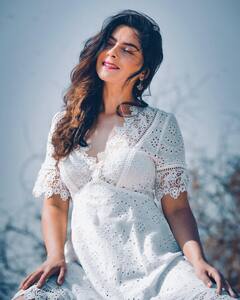 Sonalee Kulkarni: 'पायाला चटके लागत नव्हते का ?'; सोनालीच्या फोटोवर नेटकऱ्यांच्या भन्नाट कमेंट्स