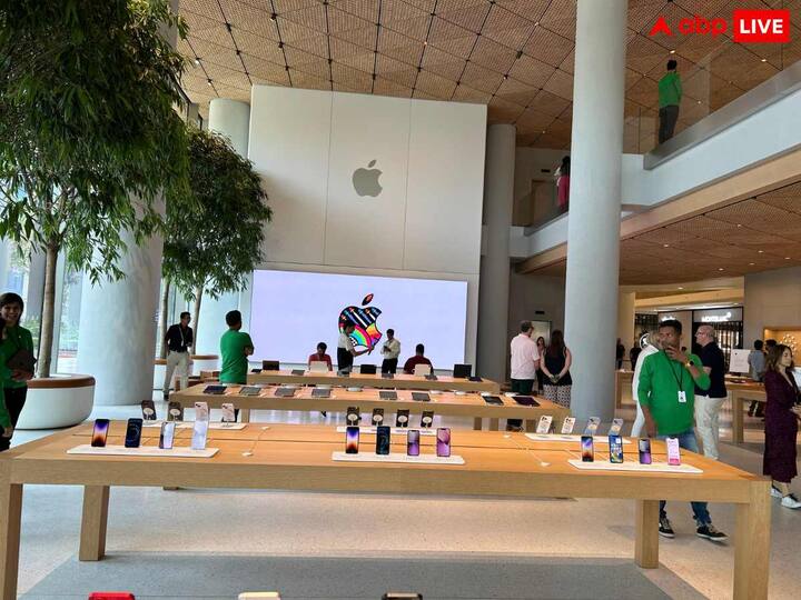 Each tile in the Apple Store is made from 408 pieces of timber, forming 31 modules per tile with a total of 1,000 tiles that make up the ceiling. There are over 450,000 individual timber elements, all of which were assembled in Delhi. (Image: Apple BKC)