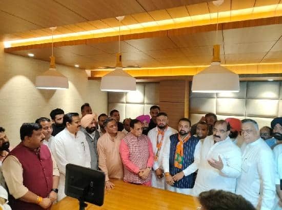 Jalandhar Bypoll: AAP ਨੂੰ ਝਟਕਾ ! ਵਿਪਨ ਸੱਭਰਵਾਲ ਨੇ ਫੜਿਆ ਕਮਲ ਦਾ ਫੁੱਲ, ਨਤੀਜਾ ਹੋਵੇਗਾ ਪ੍ਰਭਾਵਿਤ ? Jalandhar Bypoll: AAP ਨੂੰ ਝਟਕਾ ! ਵਿਪਨ ਸੱਭਰਵਾਲ ਨੇ ਫੜਿਆ ਕਮਲ ਦਾ ਫੁੱਲ, ਨਤੀਜਾ ਹੋਵੇਗਾ ਪ੍ਰਭਾਵਿਤ ?