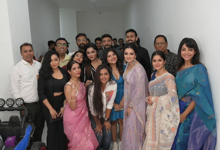 উইলিয়াম শেক্সপিয়র রচিত 'ম্যাকবেথ' থেকে অনুপ্রাণিত ছবি 'মায়া'। লোভ, উচ্চাকাঙ্ক্ষা, পাপ ও দুর্নীতির খেলায় মাতবেন একগুচ্ছ কলাকুশলী। প্রসঙ্গত, এই প্রথম কোনও বাংলা ছবিতে ম্যাকবেথের রূপান্তর করা হল।