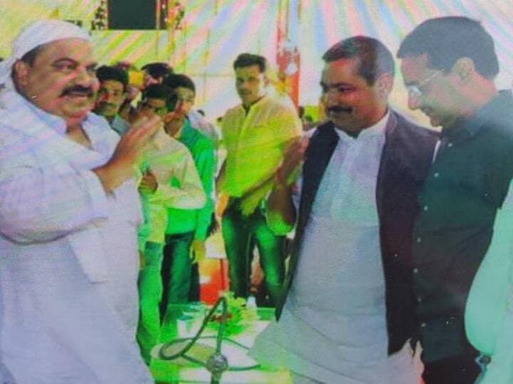 UP Nikay Chunav 2023 BJP Sitapur Municipality Candidate Father in Law seen with Atiq Ahmed see Photo UP Nikay Chunav 2023: अतीक अहमद की इस तस्वीर पर बवाल तय! BJP उम्मीदवार से जुड़ा है लिंक