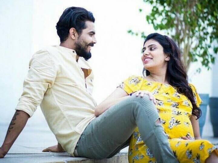 रवीन्द्र जडेजा और रिवाबा की शादी में जमकर गोलियां चली थीं. जिसके बाद काफी विवाद भी हुआ था. फिलहाल, दोनों कपल की एक बेटी है. (Social Media)