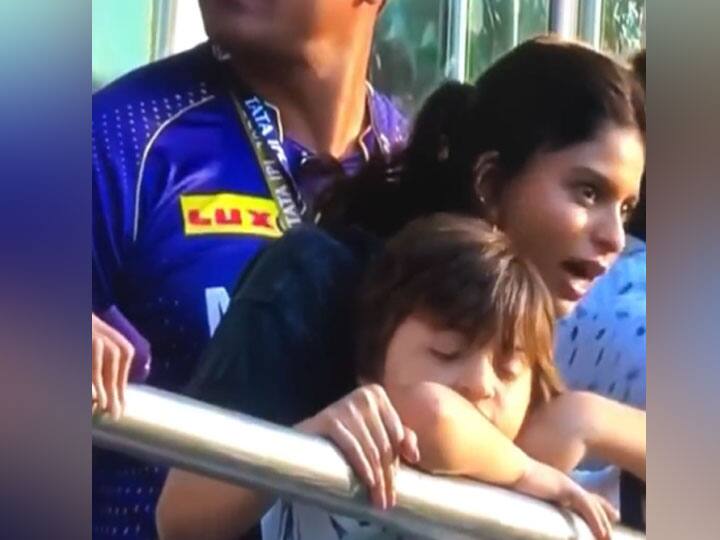 Suhana Khan along with her baby brother AbRam Khan cheered for Kolkata Knight Riders in IPL match video viral Video: सुहाना खान के साथ अबराम के इस क्यूट वीडियो ने खींचा ध्यान, IPL के दौरान KKR को चीयर करने पहुंचे थे भाई-बहन