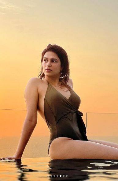 ਆਪਣੇ ਤਾਜ਼ਾ ਫੋਟੋਸ਼ੂਟ ਦੀਆਂ ਤਸਵੀਰਾਂ ਵਿੱਚ ਅਭਿਨੇਤਰੀ ਨੇ ਮੋਨੋਕਿਨੀ ਪਹਿਨੀ ਹੋਈ ਹੈ ਅਤੇ ਸਿਜ਼ਲਿੰਗ ਪੋਜ਼ ਦਿੰਦੇ ਹੋਏ ਪਾਣੀ ਨੂੰ ਅੱਗ ਲਗਾ ਰਹੀ ਹੈ।