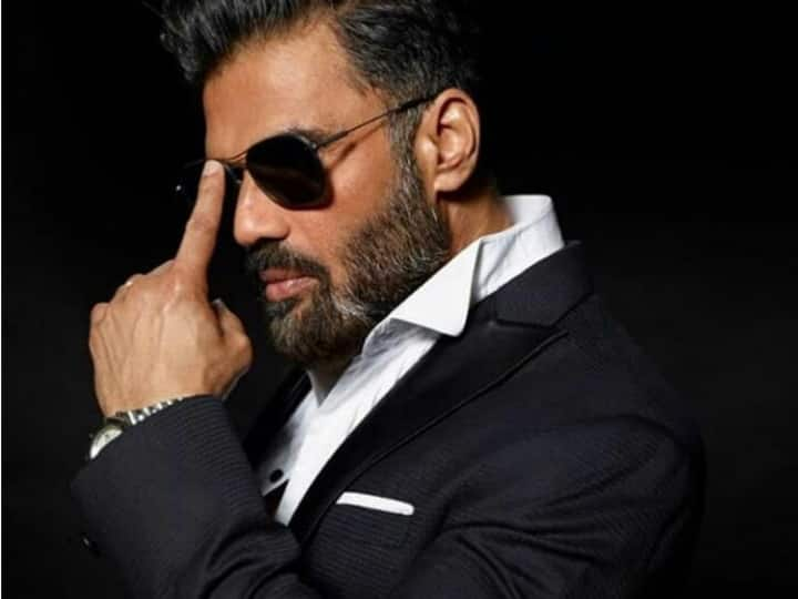 Bollywood के अन्ना यानि Sunil Shetty ने अपनी कड़ी मेहनत से सफलता की उंचाई को हासिल किया है. आज हम आपको उनकी लाइफ के स्ट्रगल से रूबरू करवाने जा रहे हैं. जिसे जाकर आप भी एक्टर पर गर्व करेंगे.