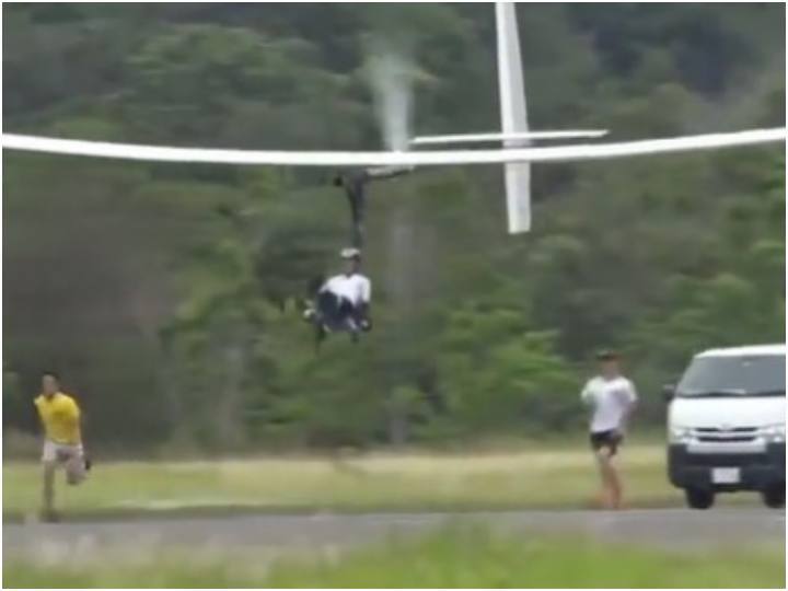 human powered aircraft flying in air by pedaling like a bicycle in viral video एयरक्राफ्ट को साइकिल की तरह पैडल मारकर आसमान में उड़ाने लगा शख्स, हैरान कर देगा ये वीडियो