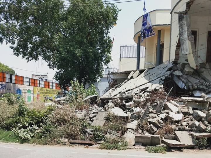The razed-down building of Atiq in Chauphatka. To ensure no untoward incidents happen, police personnel were present within 100-metre range under the shade of a tree in scorching heat. Image Source: Ajay Kumar