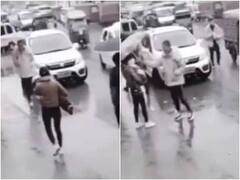 शख्स ने की बारिश में बच्चे के साथ जा रही महिला की मदद, जिसने देखा वो शेयर कर रहा है वीडियो