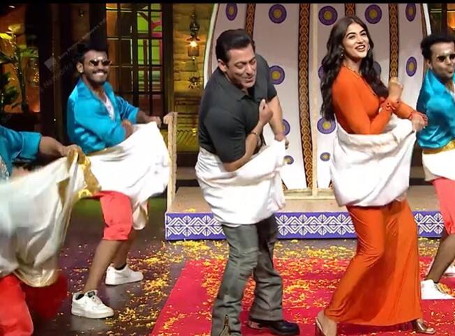 एपिसोड की शुरुआत सलमान और पूजा के मंच पर एंट्री करने से हुई. इस दौरान सलमान और पूजा ने ‘द कपिल शर्मा शो’ पर अपनी फिल्म के लुंगी सॉन्ग पर जमकर डांस भी किया.