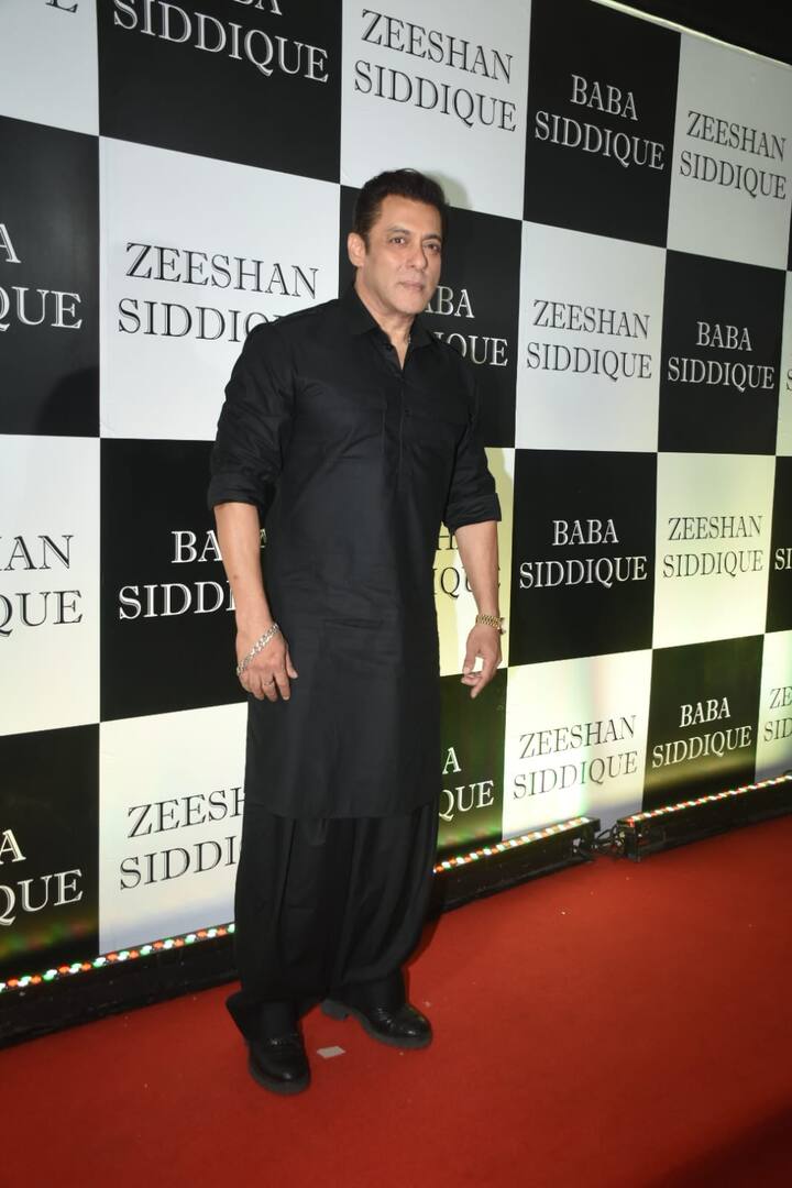 सलमान खान बीते दिन बाबा सिद्दीकी की इफ्तार पार्टी में भी स्पॉट किए गए थे. इस दौरान एक्टर ने ब्लैक कलर का पठानी सूट पहना था जिसमें वे काफी हैंडसम लग रहे थे.