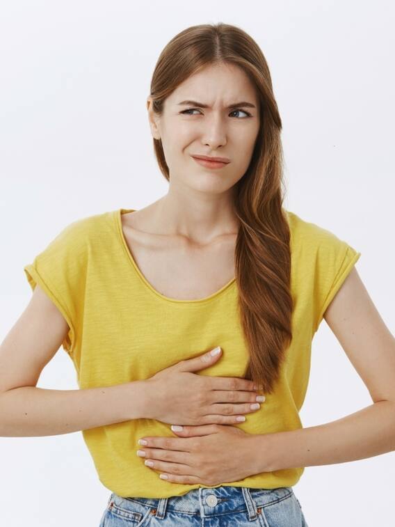 क्या आपको भी होती है गर्मियों में पेट में दर्द की शिकायत? इन जड़ी बूटियों से पाएं राहत