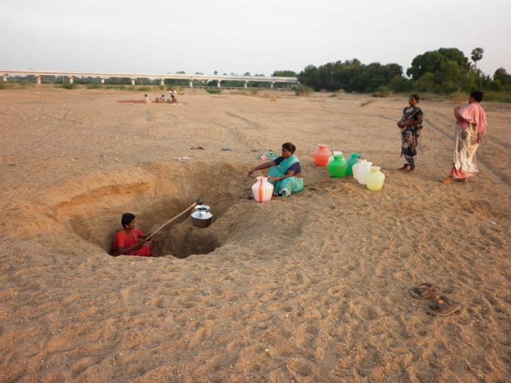 அள்ளிய மணல் ...வறண்ட வைப்பாறு...சுட்டெரிக்கும் வெயில் - ஊற்று அமைத்து குடிநீர் எடுக்கும் பெண்கள்