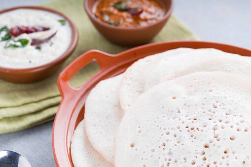 மாவை புளிக்க விடாமல் செய்ய கற்பூரவல்லி எனப்படும் ஓமவல்லி இலையும் நமக்கு உதவும். மாவின் மேல் பகுதியில் இந்த இலைகளை போட்டு வைக்கவும்.